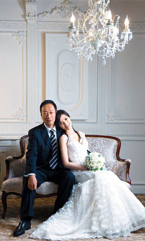郭台銘與曾馨瑩婚紗照，曾馨瑩身上穿的為上C.H Wedding婚紗。圖／聯合報資料照