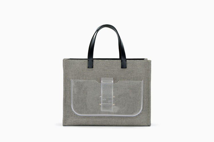 FENDI灰色麻布大型購物袋、39,200元。圖／FENDI提供