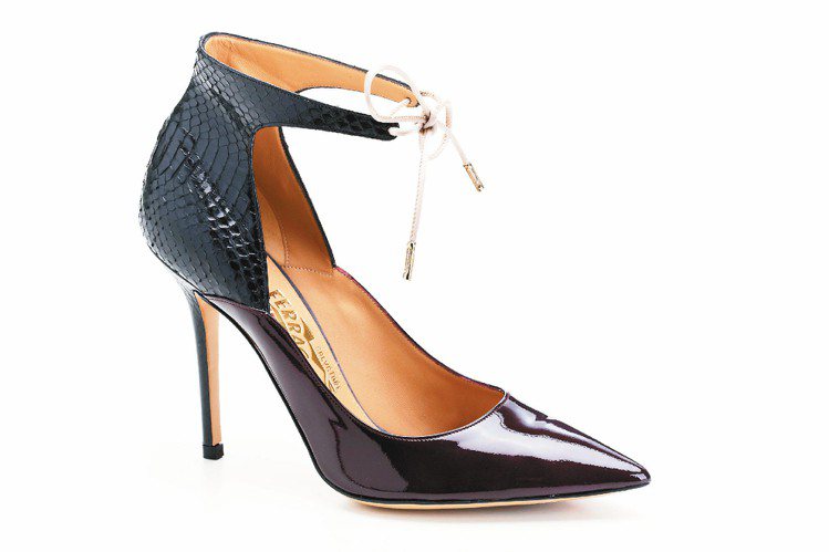 Ferragamo黑色水蛇皮與袋鼠皮拼接高跟鞋、28,900元。圖／Ferragamo提供