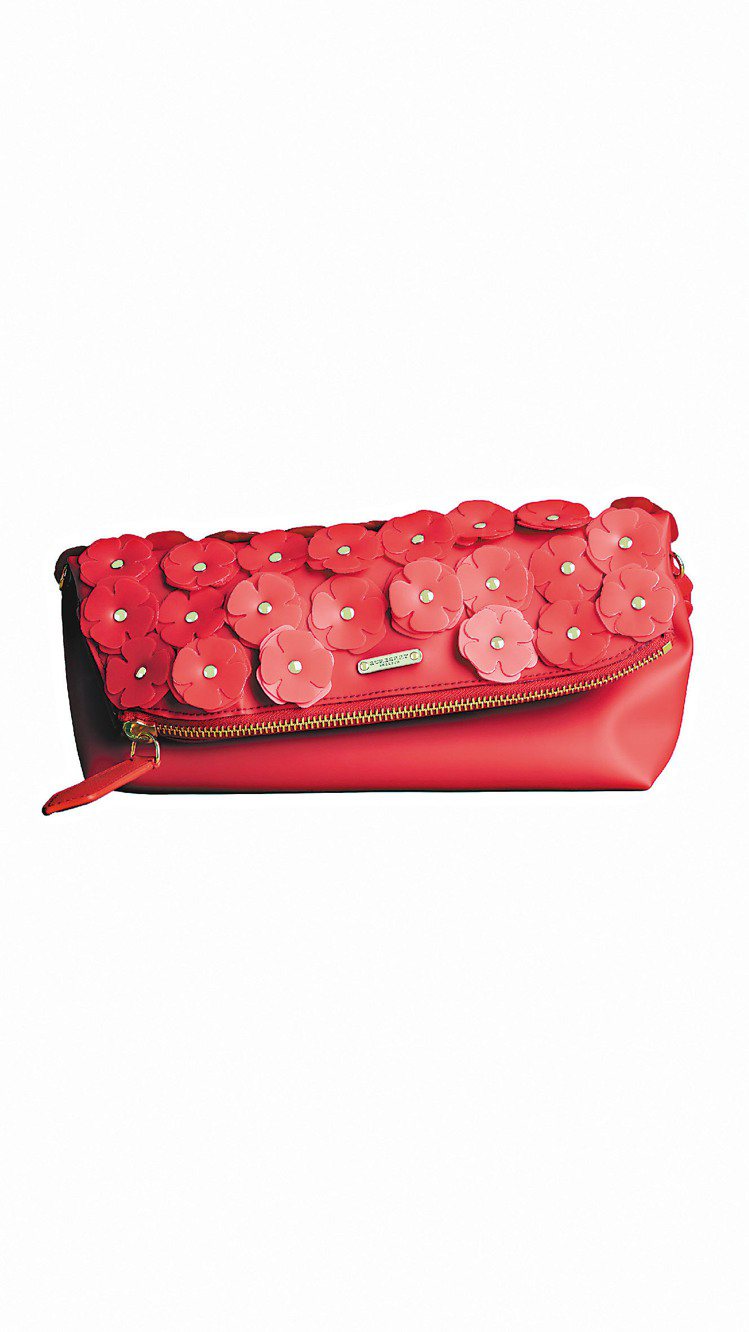 紅色鹿皮花朵手拿包，64,000元。圖／BURBERRY提供
