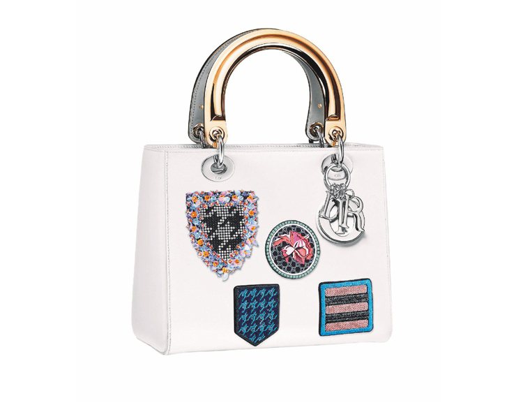 千頌伊拎的經典Lady Dior手提包，春夏新推出徽章白色小牛皮款，19萬5,000元。圖／Dior提供