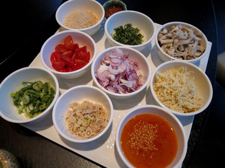 將檳榔花、袖珍菇、金針菇、美白菇、鴻禧菇等燙熟；以及炸檳榔花。圖／she.com Taiwan提供