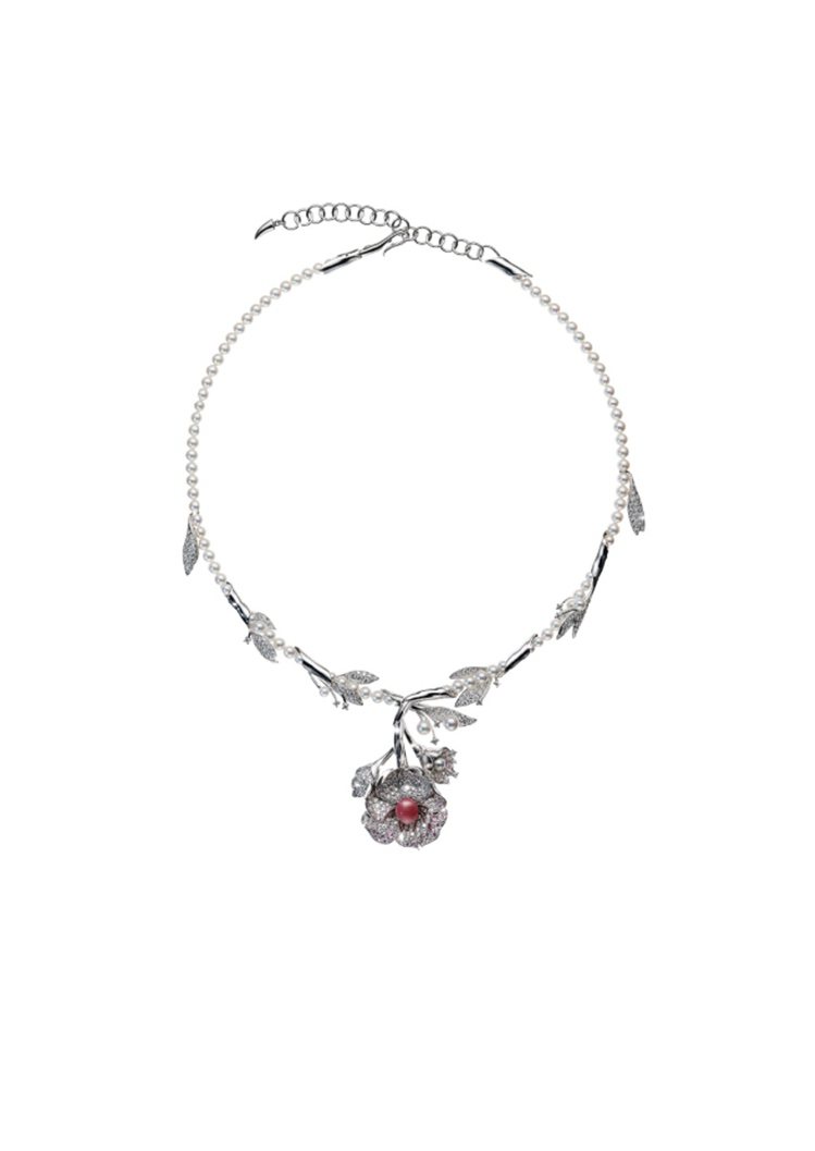 TASAKI 60周年紀念系列prunus染井吉野櫻花 海螺珍珠鑽石項鍊，約1,030萬元。圖／TASAKI提供