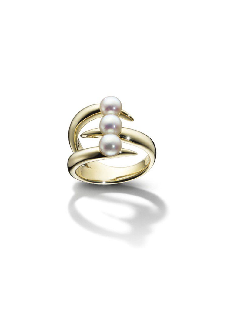 TASAKI 60周年紀念系列danger claw野性鋒芒 阿古屋珍珠黃金戒指，約81,800元。圖／TASAKI提供