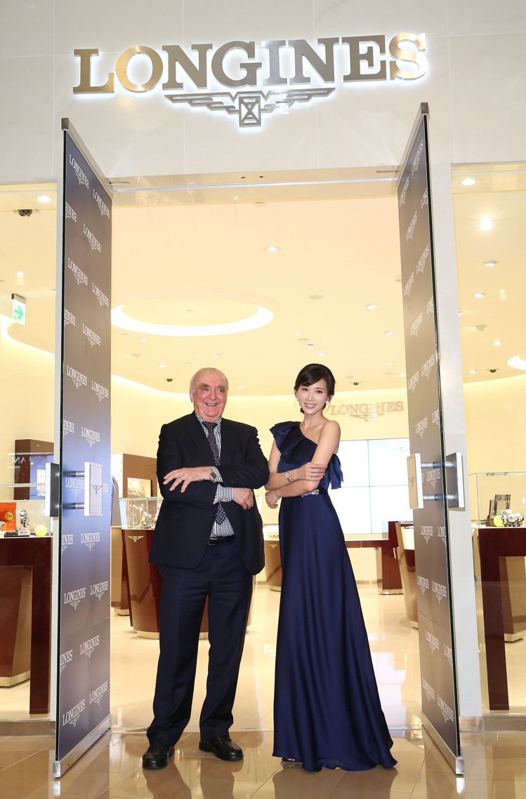 浪琴表全球總裁Walter von Känel與林志玲為現場來賓揭開全新浪琴表台北101旗艦店。圖／浪琴表提供