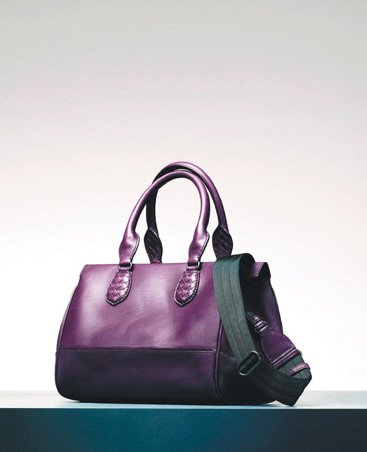 絲絨紫小牛皮提包、116,800元。圖／BV提供