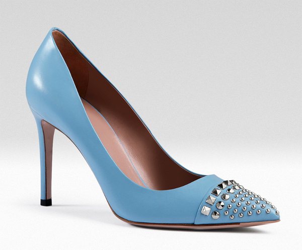 天空藍鉚釘裝飾高跟鞋、22,700元。圖／GUCCI提供
