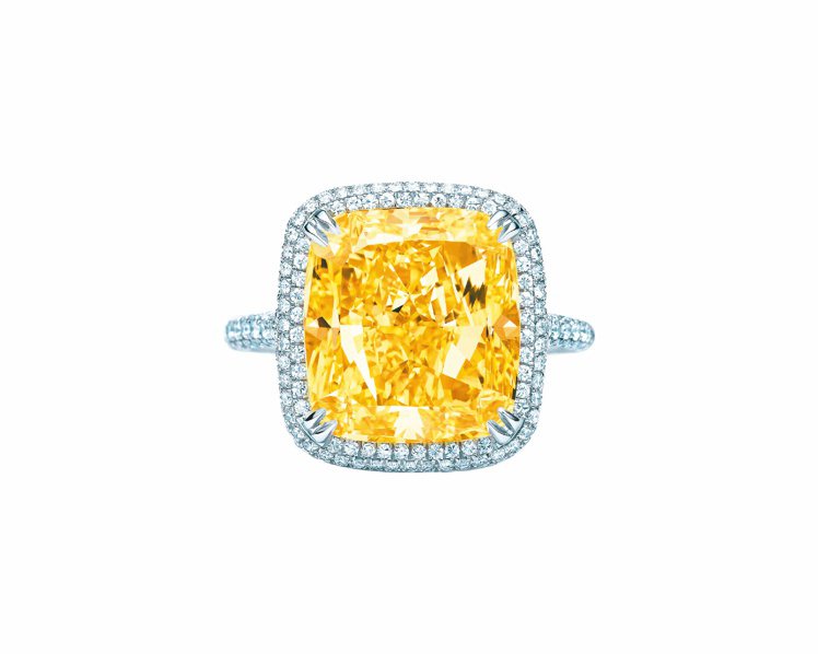 10.74克拉濃彩枕形改良明亮式切割黃鑽戒指 3,465萬元。圖／Tiffany提供