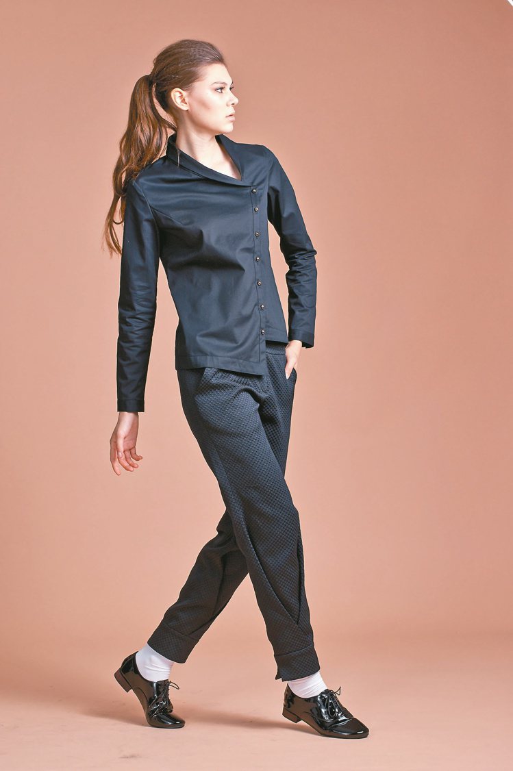 黑色，是GARYLIN品牌經典色之一，斜面衣釦、褲腳褶法巧思獨具。圖／林宇丞提供非報系