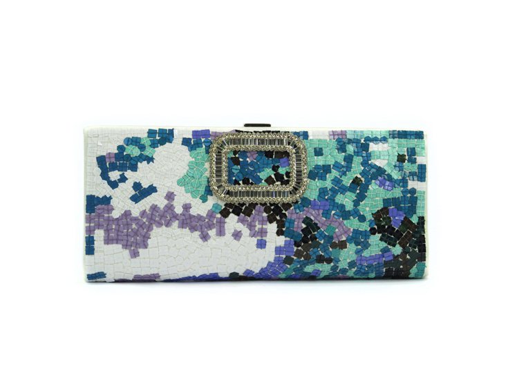 Pilgrim藍色亮片花卉刺繡手拿包，10萬5,600元。圖／Roger Vivier提供