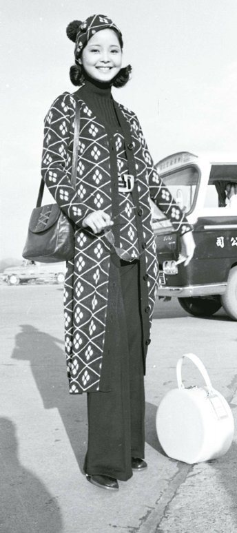 當年17歲的鄧麗君從香港返台，一身針織長外套至今看來也很時尚。 本報資料照片