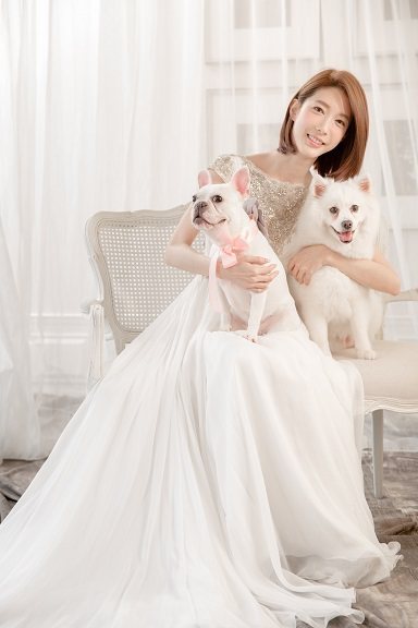 宋米秦和一對狗女兒一起拍婚紗照。圖／林莉工作坊提供