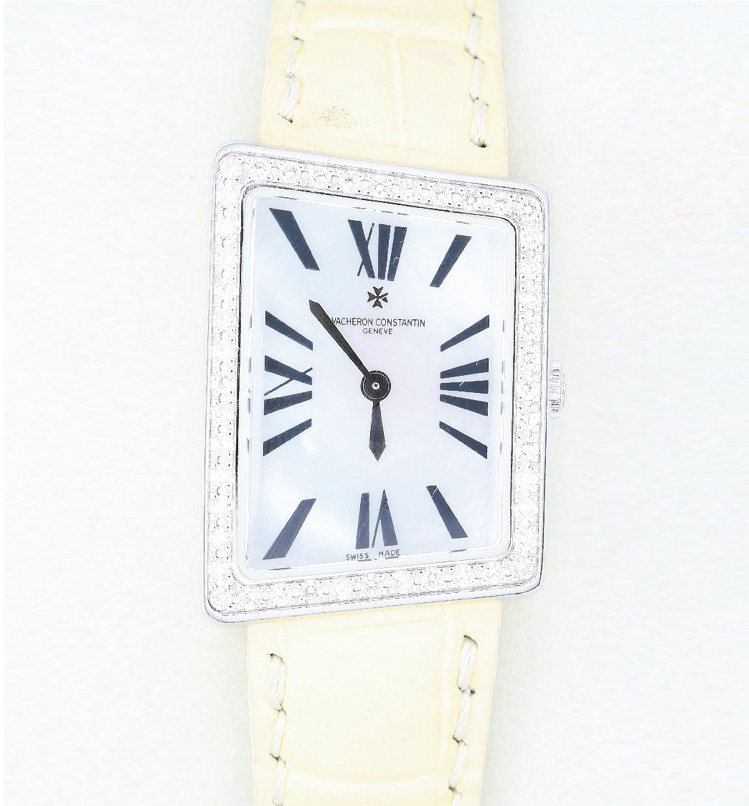 喜歡特色腕表的李亞玫，當初對江詩丹頓1972系列的不對稱表殼設計一見傾心。圖／林澔一攝影