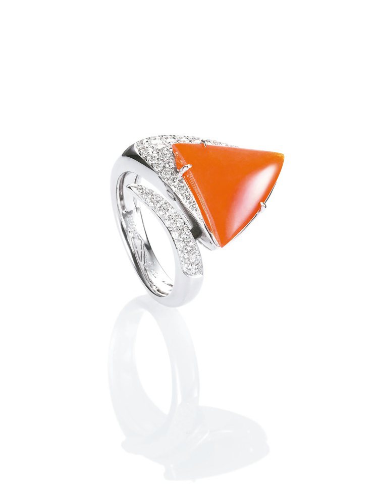 三角形紅翡鑲鑽戒指，32萬8,000元。圖／玉世家提供