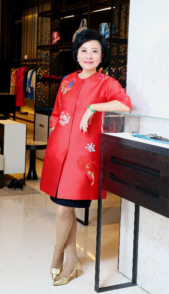宋文琪穿SHIATZY CHEN紅色長版大衣洋裝59,800元、金色高跟鞋16,800元。記者陳柏亨／攝影