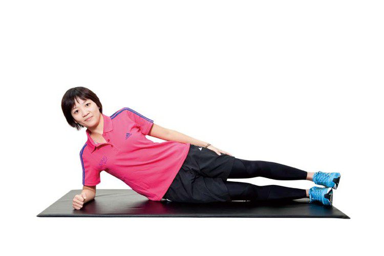 STEP1：側躺，單邊手肘撐地，另一手作為輔助，雙腳呈併攏姿勢。圖／TVBS周刊
