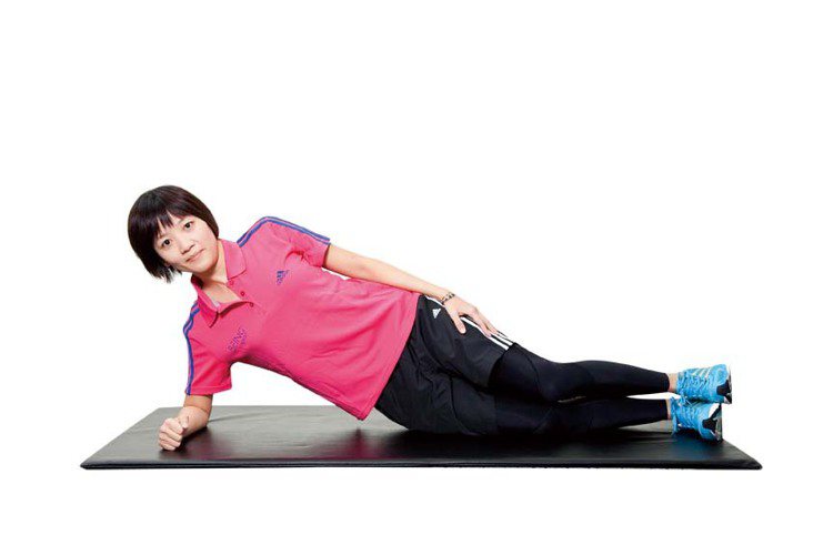 STEP2：利用側腹力量及膝蓋的支撐，將身體撐起使臀部離開地面。圖／TVBS周刊