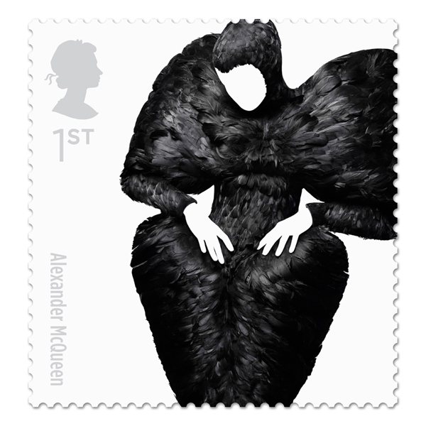 英國皇家郵政時裝郵票 Alexander McQueen。圖／she.com.tw