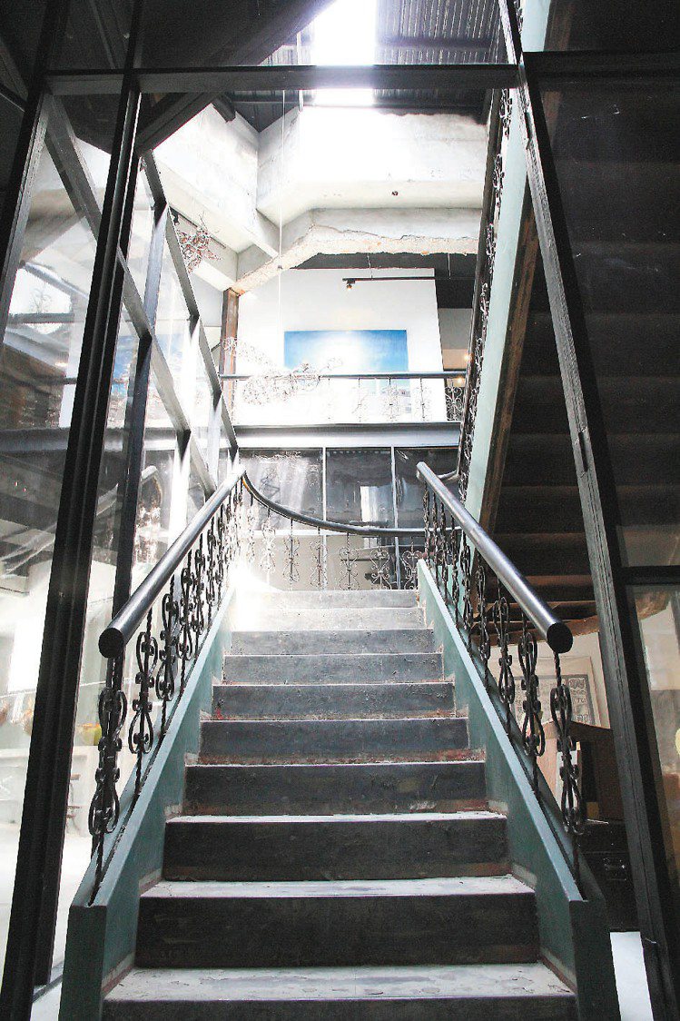 直通辦公室的古典樓梯，透過天井篩下的陽光有種夢幻迷離之感。記者廖國隆／攝影