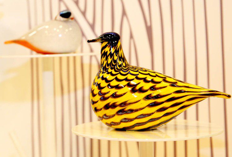 玻璃鳥工藝系列－黃松雞。定價10,000元。記者徐兆玄／攝影