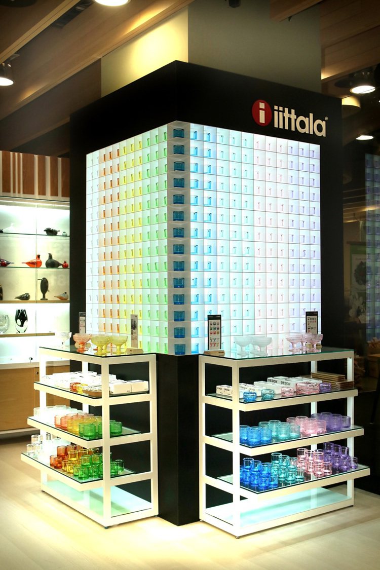 彩色光牆它是用Kastehelmi露珠以及Vitriini玻璃寶盒系列商品組成，每隔一段時間並依不同主題會有不同創意變化。圖／iittala提供