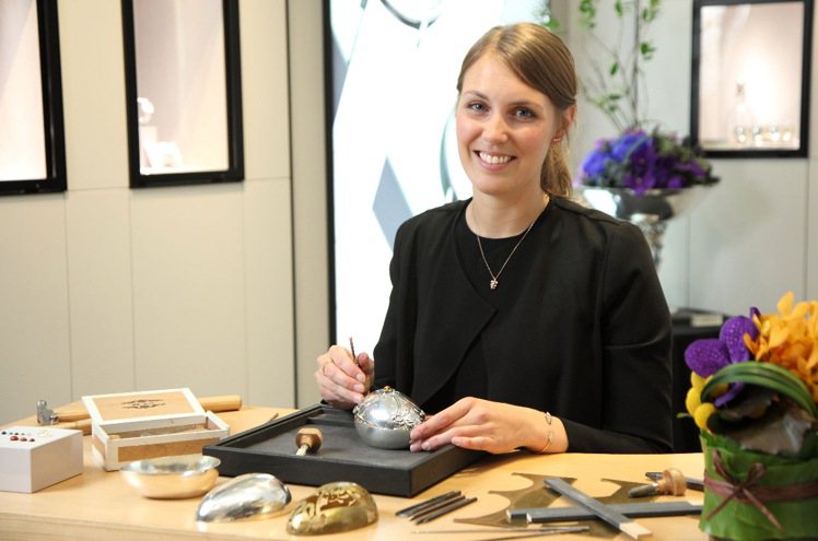 來自丹麥的銀藝匠師Cathrine Sofie Hall示範寶石鑲嵌蛋型盒鑄造工藝。圖／喬治傑生提供