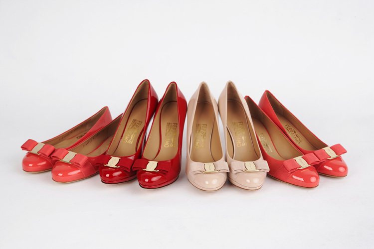 Ferragamo VARINA粉桔色漆皮平底鞋17,900元（左起）、TINA粉膚色與紅色漆皮高跟鞋22,900元、CARLA粉桔色漆皮高跟鞋19,900元。圖／Ferragamo提供
