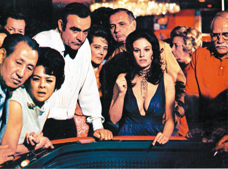 片名：金鋼鑽
地點：拉斯維加斯(美國)
龐德在賭城試手氣，也贏得美女青睞。圖／摘自網路