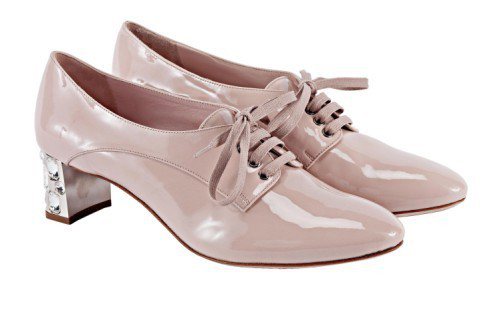 Miu Miu早春鞋款在鞋跟處裝飾閃閃動人的水晶。圖／Miu Miu提供