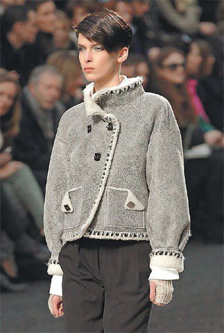 麂皮羊毛內裡外套有飛行夾克的厚實，同時又有野性粗獷風格。圖／達志影像提供