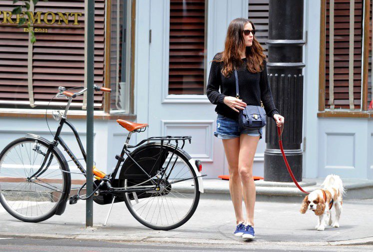 麗芙泰勒穿著反摺丹寧短褲上街遛狗。圖／達志影像