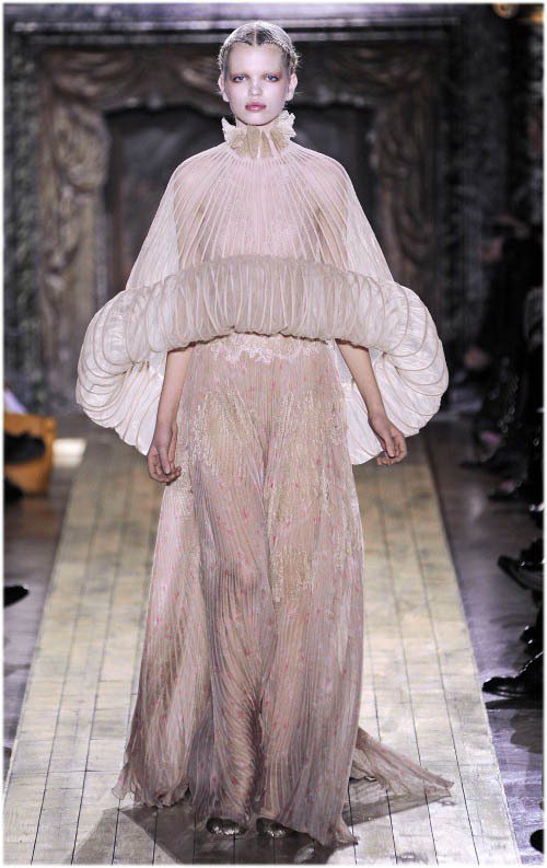 高級訂製服代表：Valentino，極夢幻的形象是許多女人心中的夢想華服。近年來的風格更加年輕前衛。圖／法新社