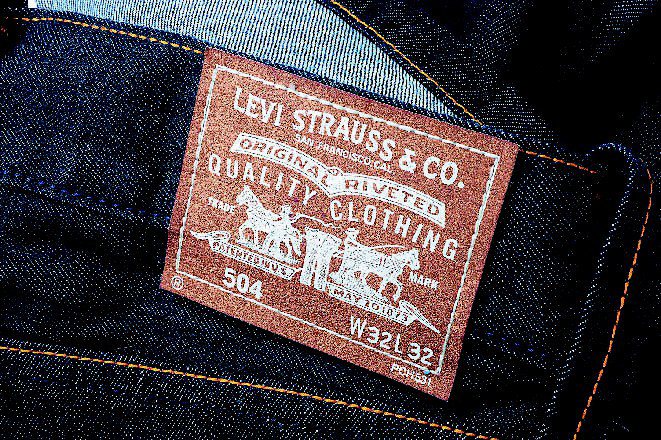 Levi's的皮標印上馬與牛仔褲之間的競爭圖樣，象徵牛仔褲的堅固、耐穿。圖／Levi's提供