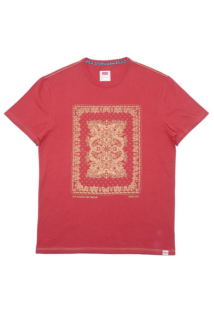 潛龍系列金色圖騰紅T恤，定價990元。圖／Levi''s提供