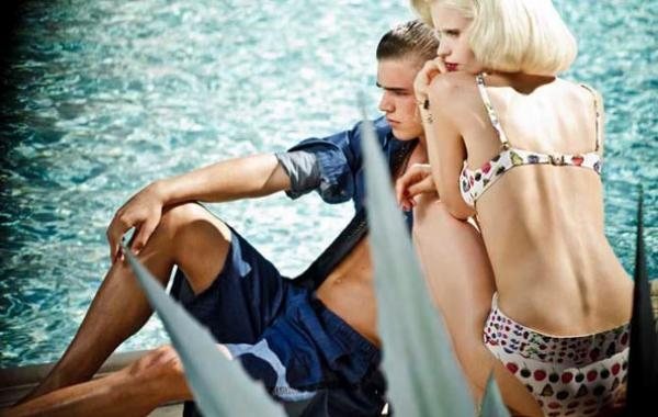 VERSACE for H&M 2012 Cruise 廣告，猶如有狗仔隊在一旁偷拍一樣。圖／she.com.tw
