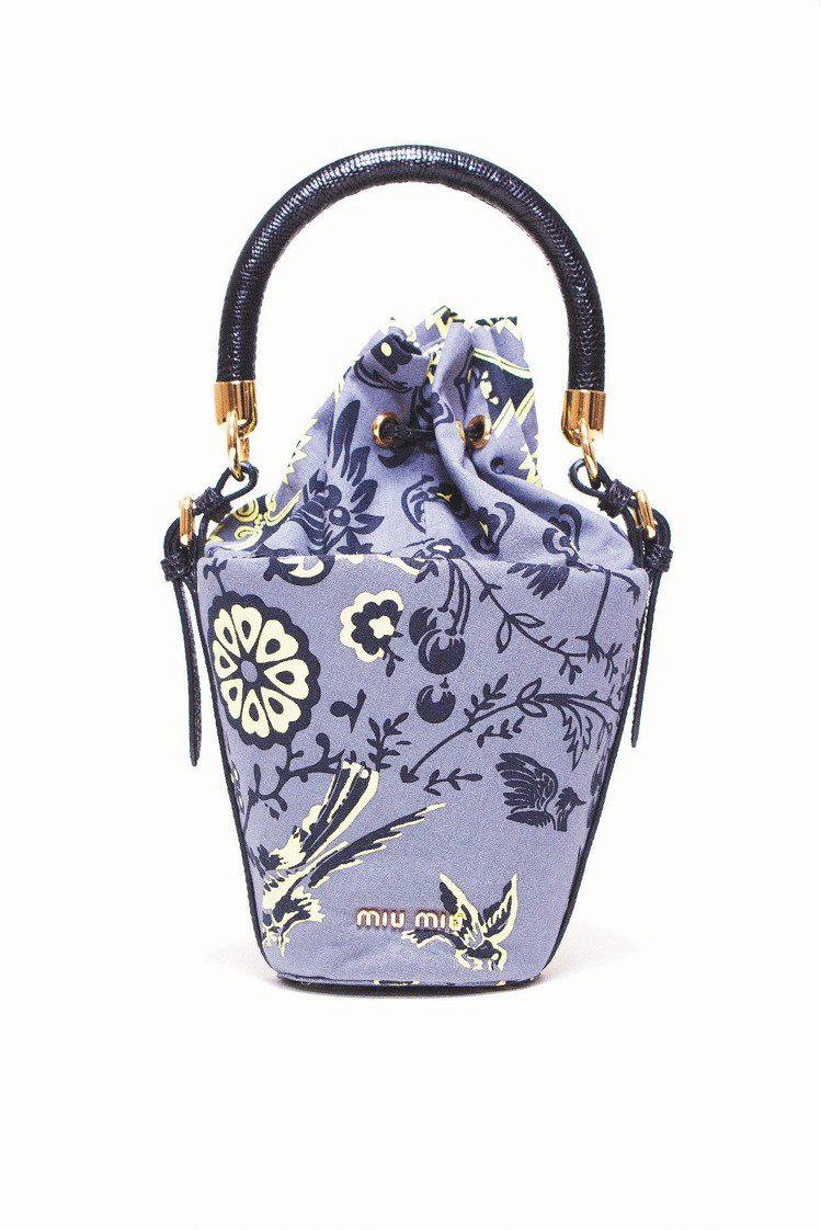 MIU MIU春夏小型手提包、30,000元。圖／MIU MIU提供