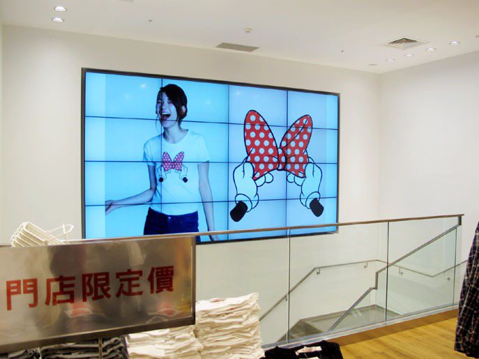 UNIQLO西門店主打「潮味」，一樓的電視牆提供最亮眼的穿搭造型示範。記者吳曉涵／攝影