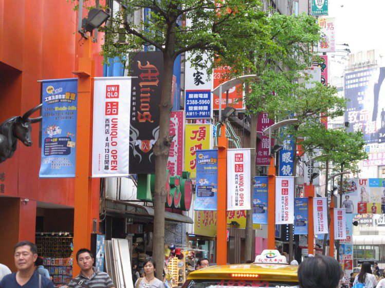 UNIQLO於西門町街頭的廣告旗幟，要以「日式潮流」搶攻年輕族群。記者吳曉涵／攝影