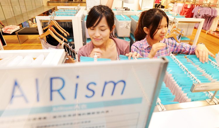 日本平價服飾UNIQLO推出AIRISM新空氣感夏季內衣，不少年輕朋友前往採購。記者陳正興／攝影