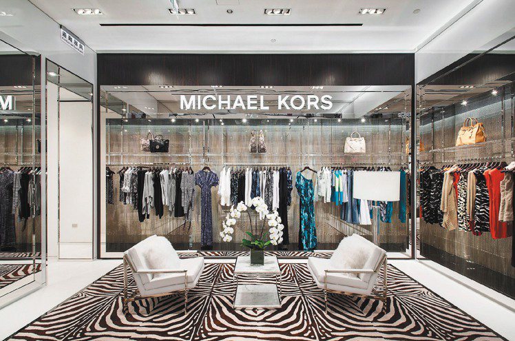 Michael Kors於台北101開設全台首間專賣店，以豹紋打造極簡空間。圖／Michael Kors提供