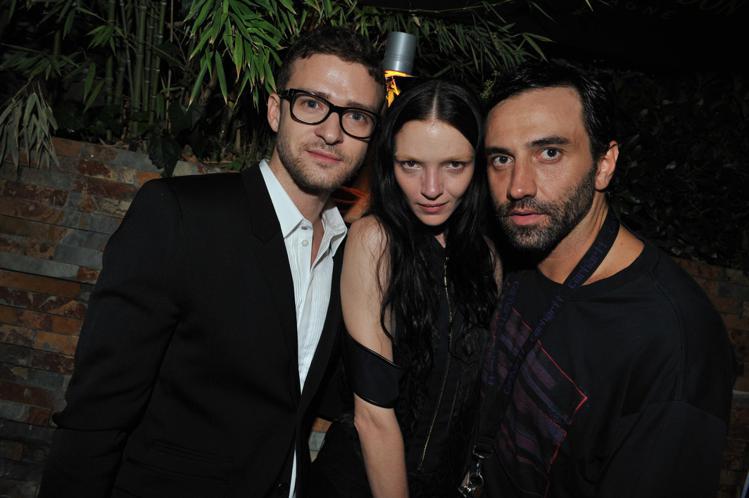 GIVENCHY現任設計師Riccardo Tisci（右）的靈感謬思、義大利名模Mariacarla Boscono（中）每一季皆擔任Givenchy廣告主角，左為Justin Timberlake。圖／GIVENCHY提供