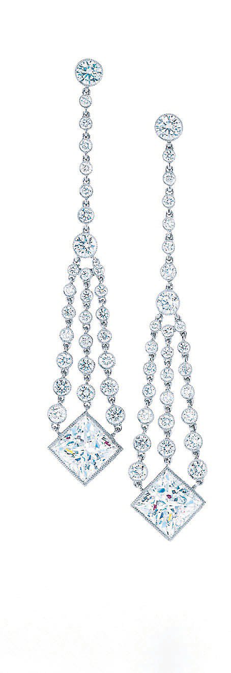 吊燈式古典鑽石耳環，鑲嵌總重4.06克拉鑽石，416萬元。圖／Tiffany提供