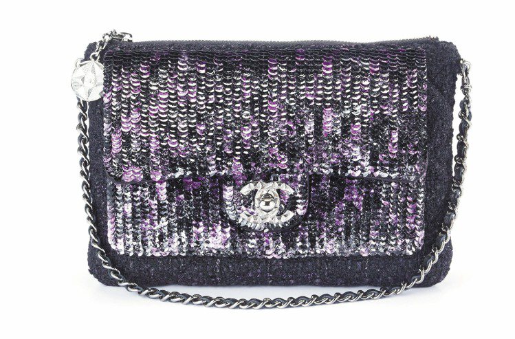 紫色水晶亮片刺繡肩背包，17萬4,600元。圖／CHANEL提供