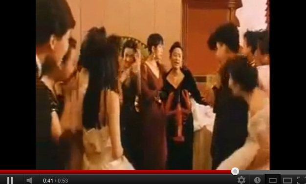 葉德嫻在《與龍共舞》中的龍蝦裝。圖／擷取自youtube