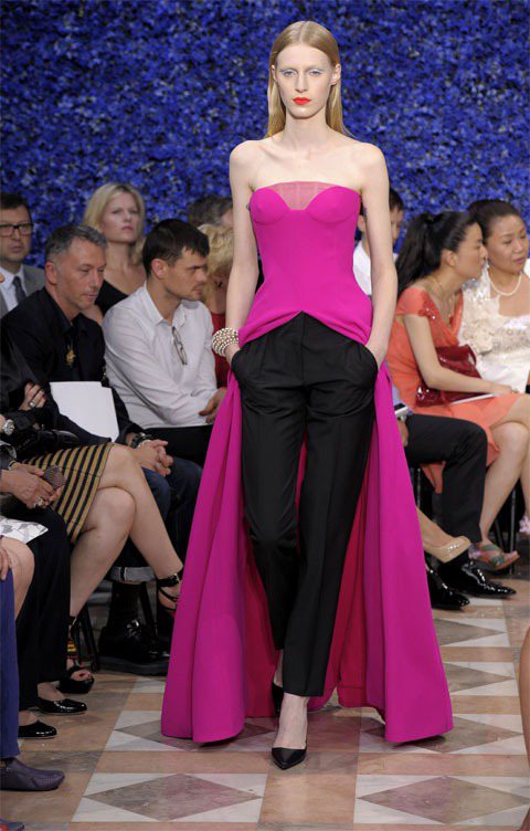 Raf Simons在Dior的首場發表，獻給了高級訂製服。圖／達志影像