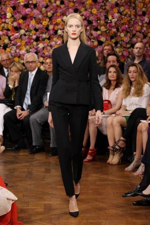 黑色收腰外套依舊帶有Bar Jacket的味道，搭配上九分煙管窄褲設計，成為Dior 2012秋冬訂製服的最大驚奇。圖／擷取自elenamgarcia.com