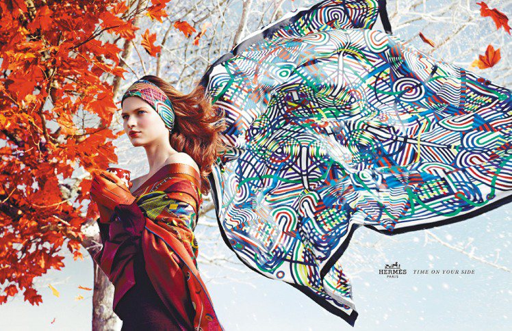愛馬仕秋冬廣告登場，絲巾如飛揚振翅的蝴蝶。圖／HERMES提供