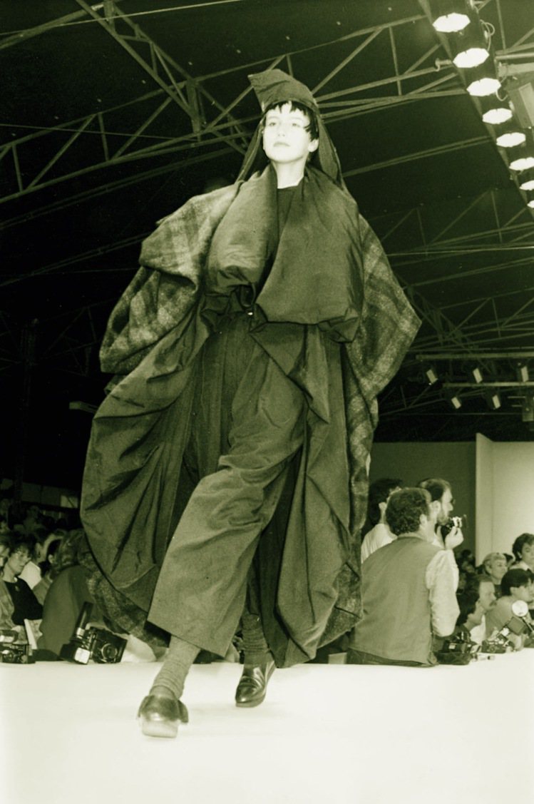 不對稱、皺摺、跨越性別的設計，讓山本耀司的作品在1970年代震撼時尚圈。圖／山本耀司提供