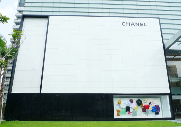 香奈兒台中大遠百近來換上了經典圖騰櫥窗，同時也是全球獨家的 CHANEL 經典圖騰櫥窗。圖／she.com.tw提供