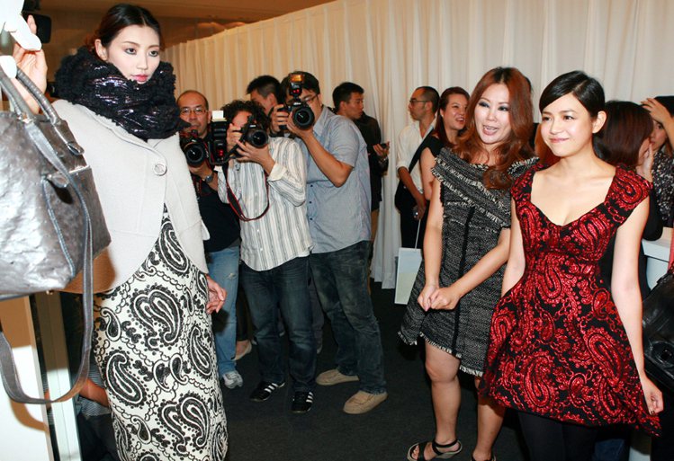 陳妍希（右）昨天以紅色金屬繡線洋裝為MARC JACOBS秋冬大秀站台。記者趙文彬／攝影